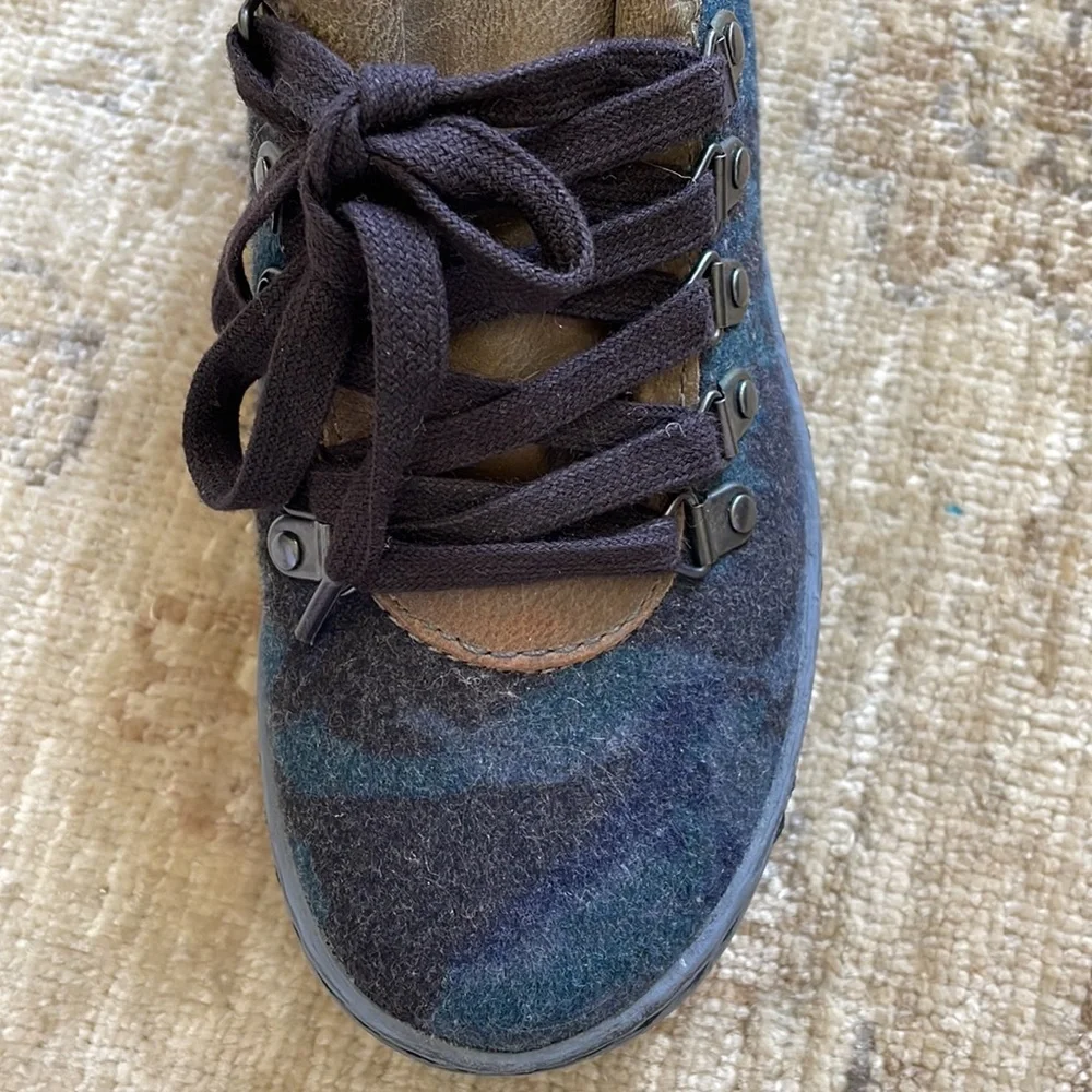 OTBT Green Lake size 7 in Blue Camo. NWOT - Picture 14 of 15